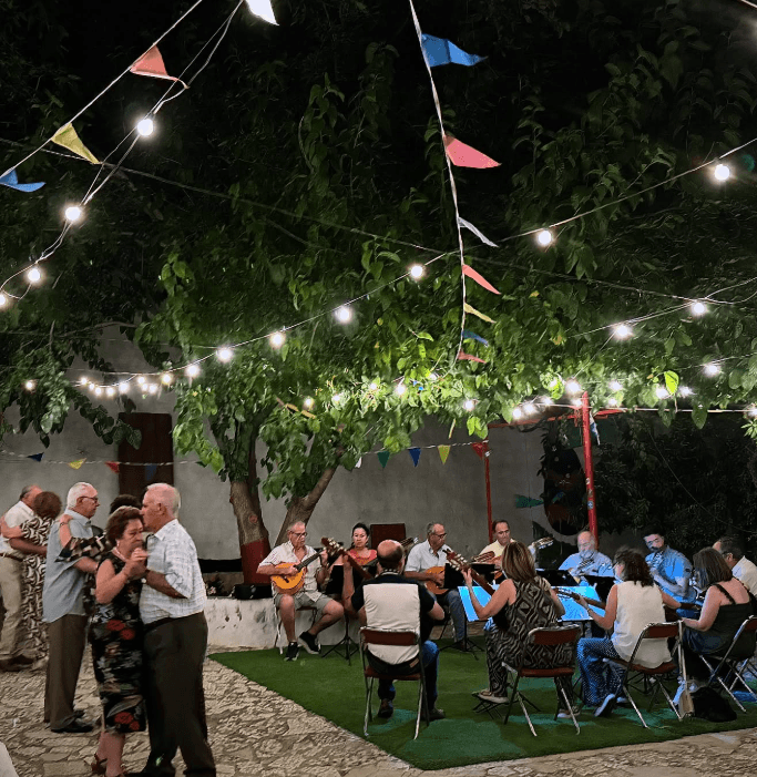 Verbena con vecinos en el Cine de Canena