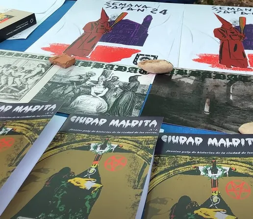 Mesa del mercadillo del Jornal Fanzinero con fanzines y arte gráfico (Ciudad Maldita y otras ediciones independientes)