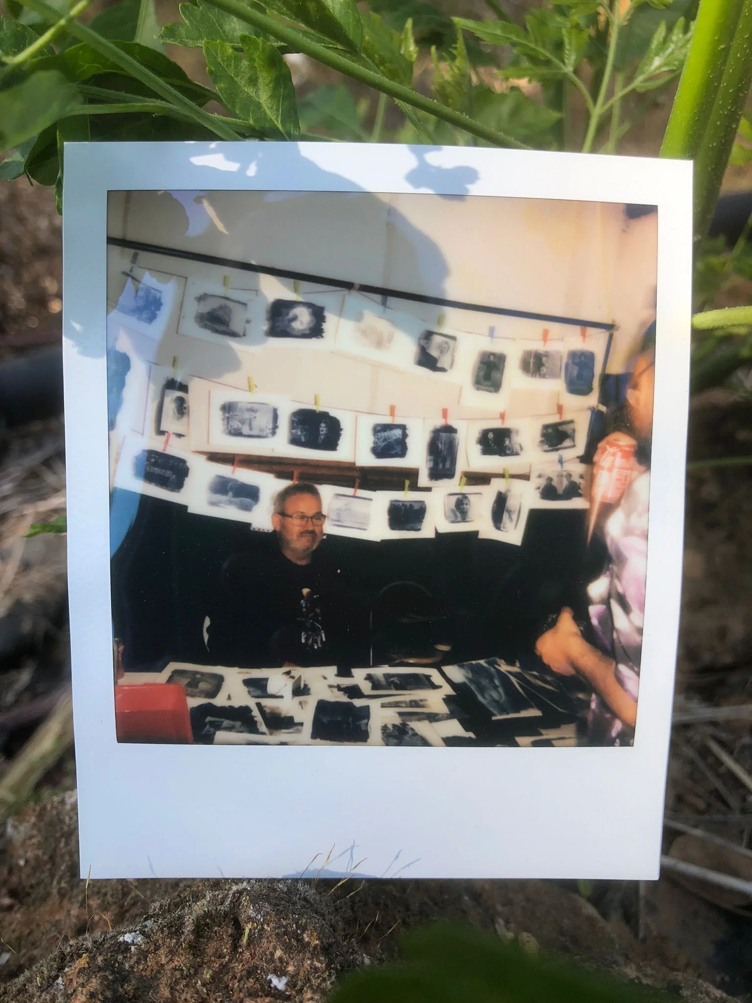 Artista mayor con sus cuadros expuestos