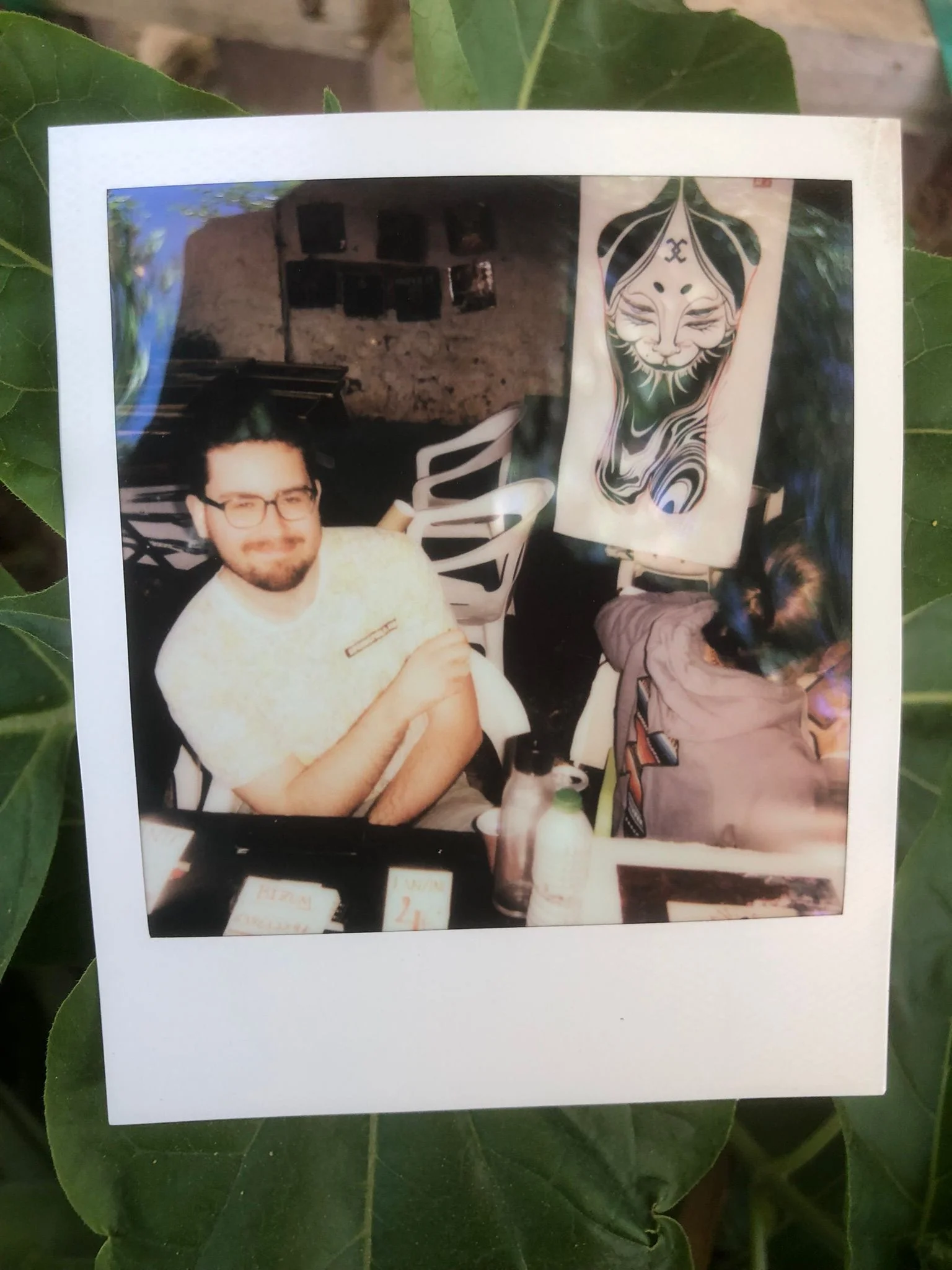 Miembro mostrando su dibujo artístico