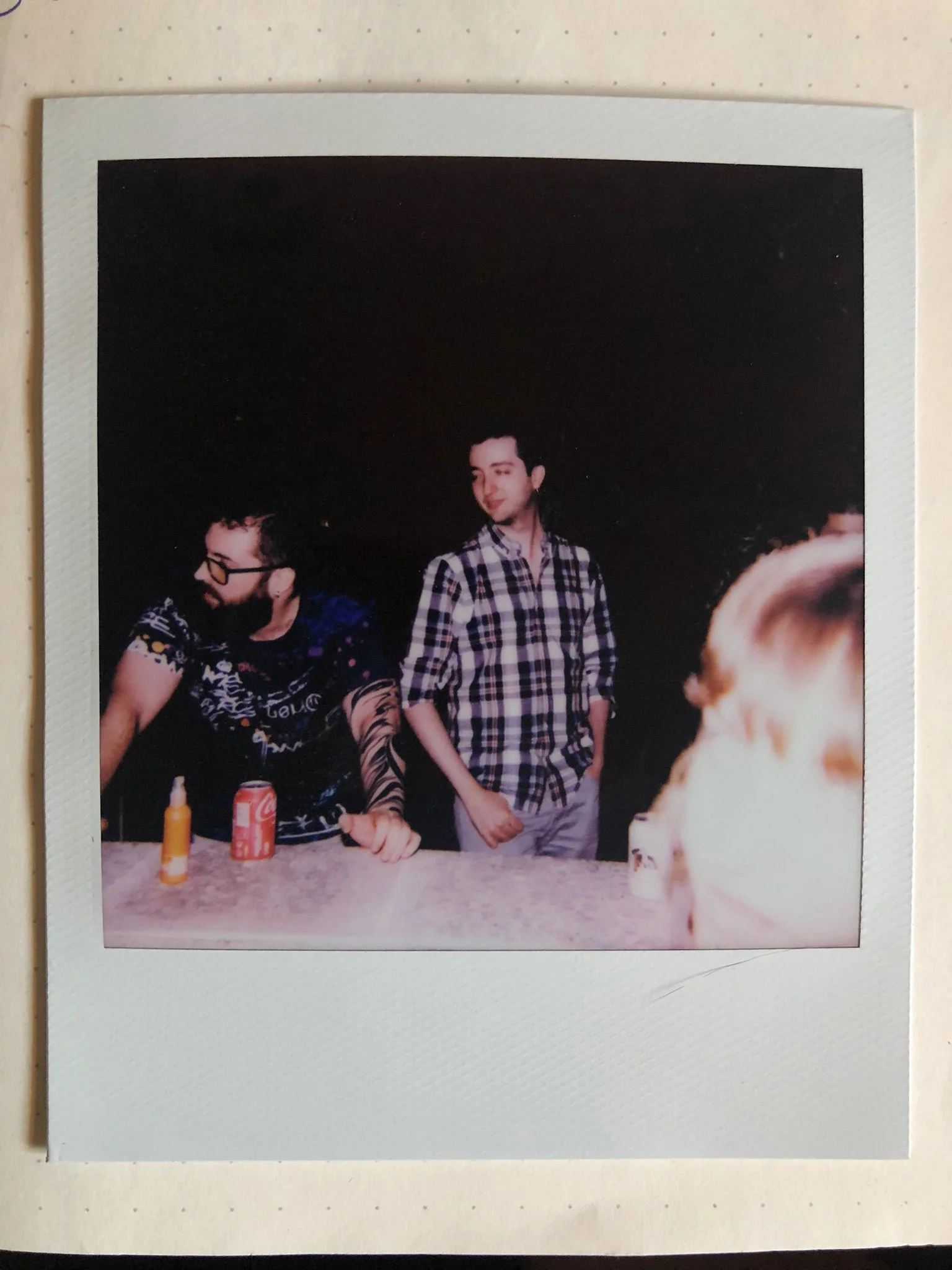 Miembros compartiendo cervezas