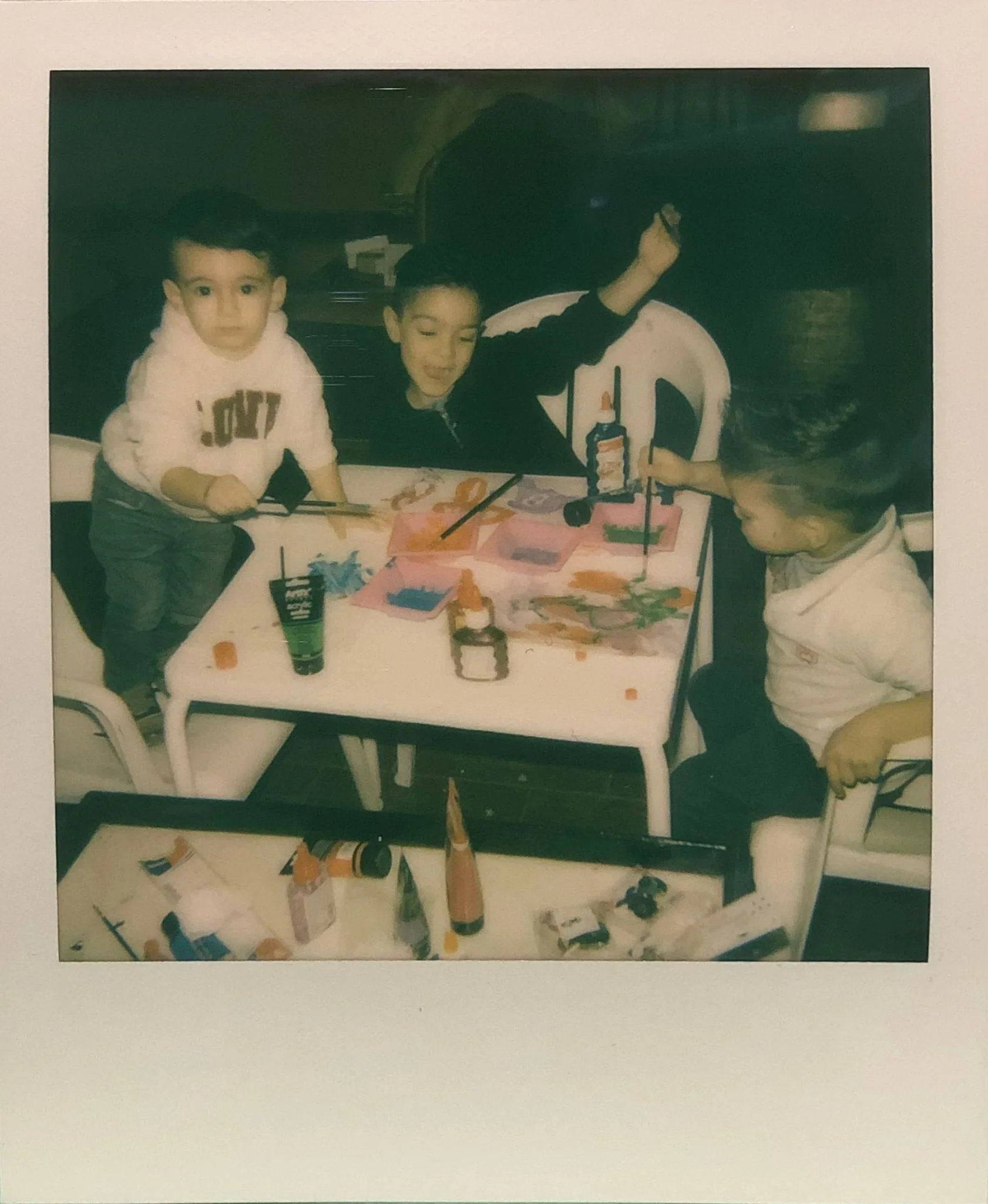 Niños participando en taller infantil